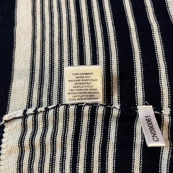 New York & Company woman's open cardigan vest, black and white stripped, size XL - Picture 4 of 4